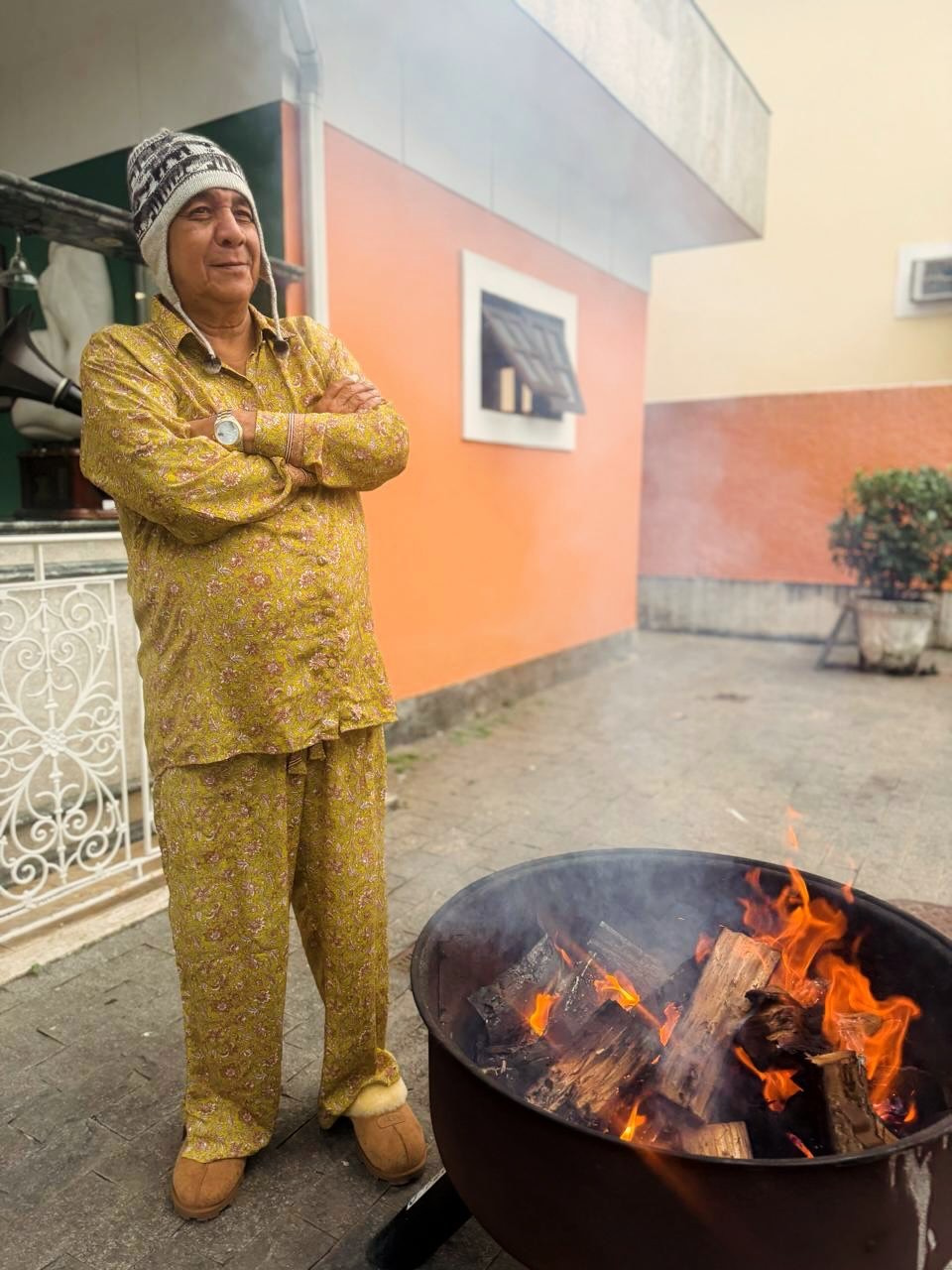 Zeca Pagodinho atualiza seu look de ‘inverno carioca’ com pijama presenteado por Seu Jorge; relembre outros figurinos do cantor