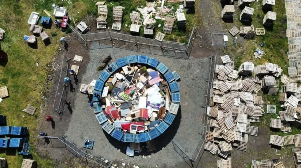 Início da montagem da Fogueira de Craigyhill — Foto: Reprodução/Craigyhill Bonfire and Cultural Page