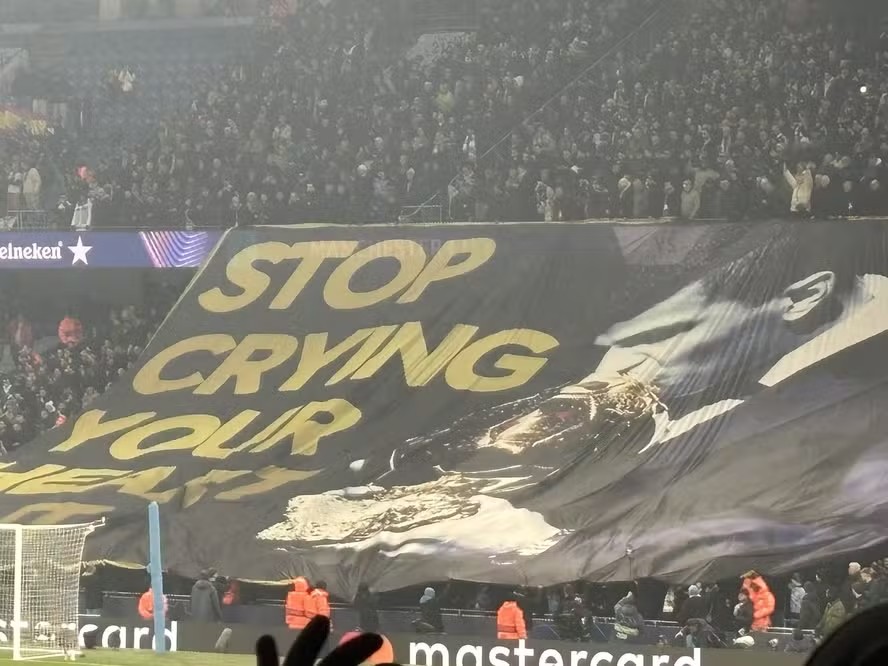 Torcida do City estende bandeirão provocando Vini Jr.