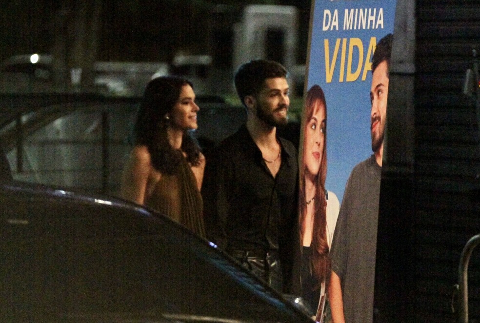 Bruna Marquezine e João Guilherme em gravação no Rio — Foto: EXTRA