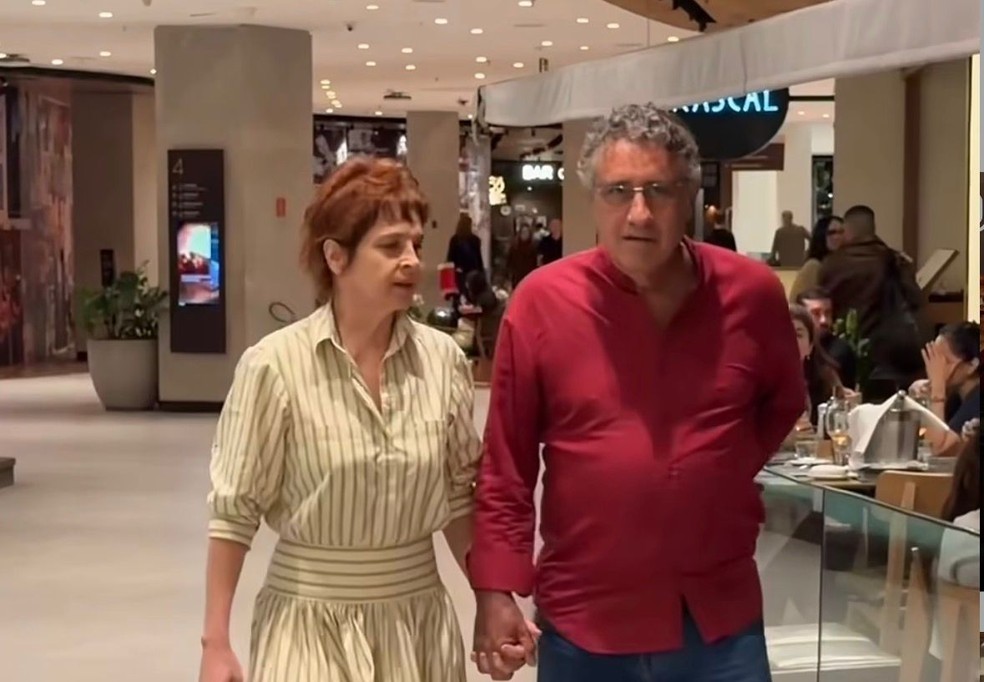 Drica Moraes circula de mãos dadas com marido após reatar casamento — Foto: Desocupado dos Famosos