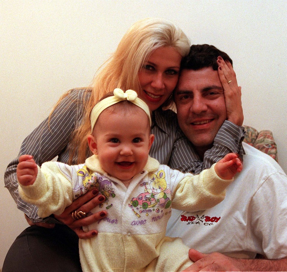 Vica ainda bebê com a mãe, Denise, e o pai, Gerson — Foto: Sergio Andrade