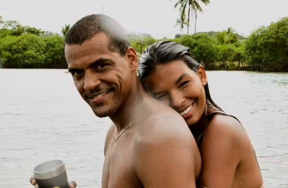 Mell Muzzillo fala sobre relacionamento com ator 18 anos mais velho