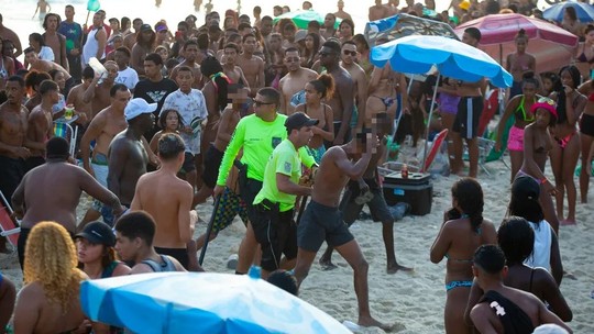 PMs são atacados por criminosos após furtos em série na Praia do Leme