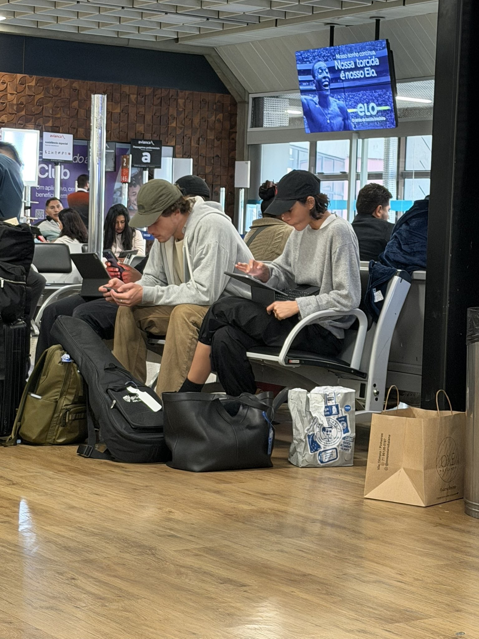 Já vão? Bruna Marquezine e Shawn Mendes são vistos em aeroporto internacional após dois meses no Brasil