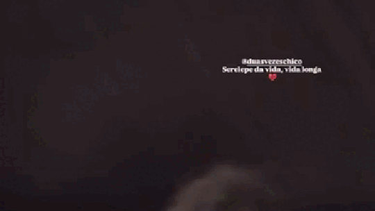 Chico Chico protagoniza tombo inusitado em show e compartilha com bom humor