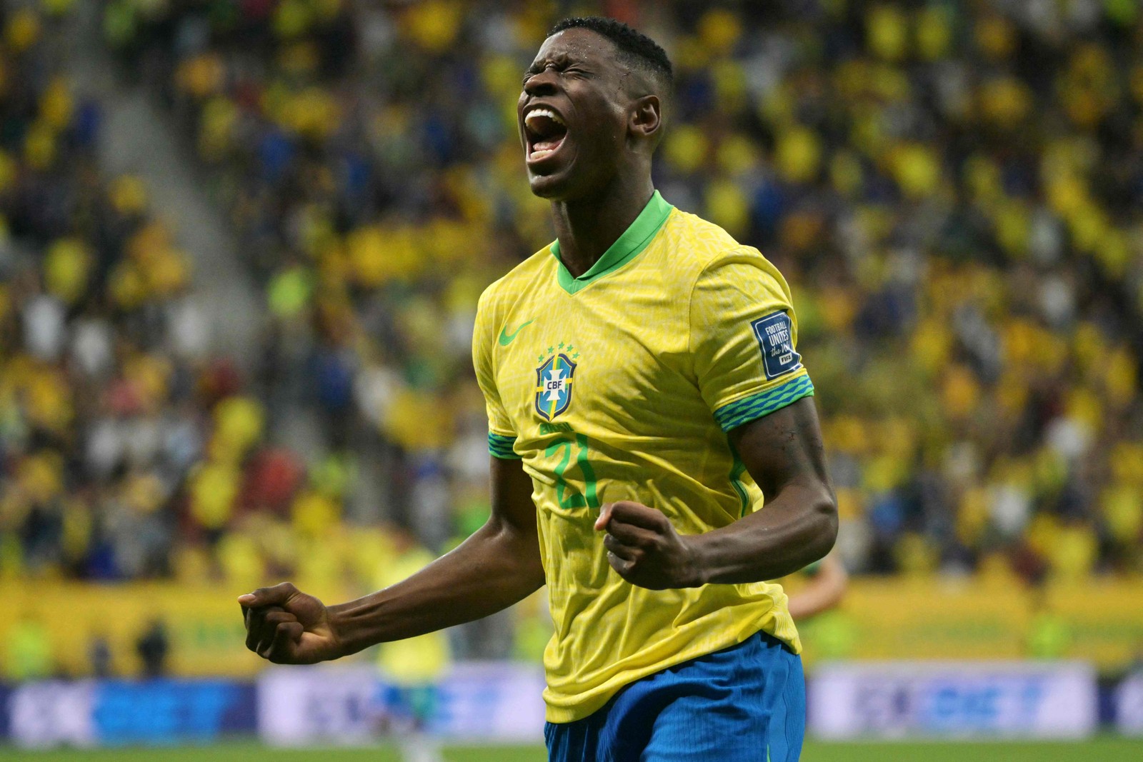 Em visita ao Brasil, noiva e Luiz Henrique, ex-Botafogo, mostram mansão ...