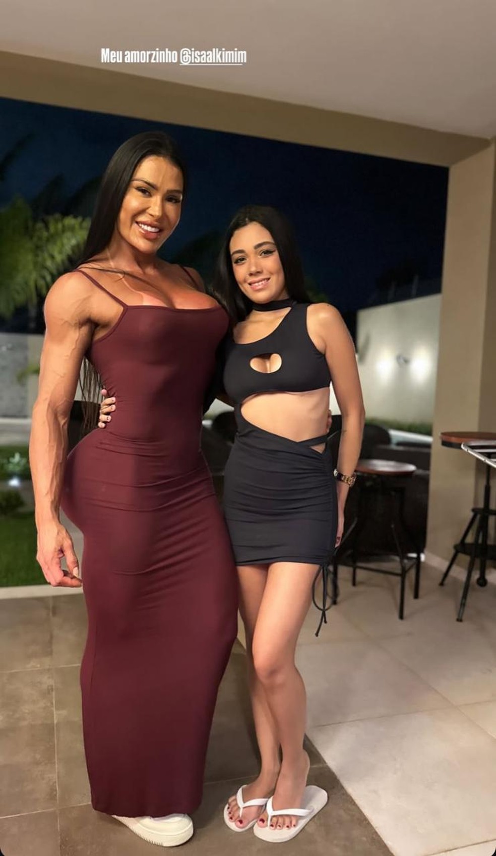 Gracyanne com Isadora Alkimim, filha de Belo, no Natal — Foto: Reprodução/Instagram