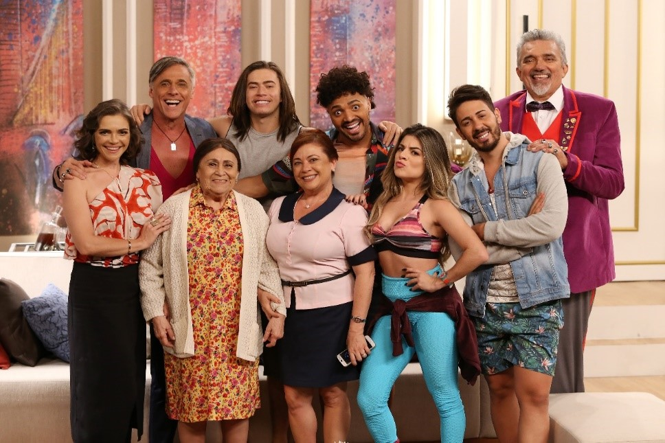 A atriz Ilva Niño com o elenco de "Os Roni" — Foto: TV Globo/Divulgação