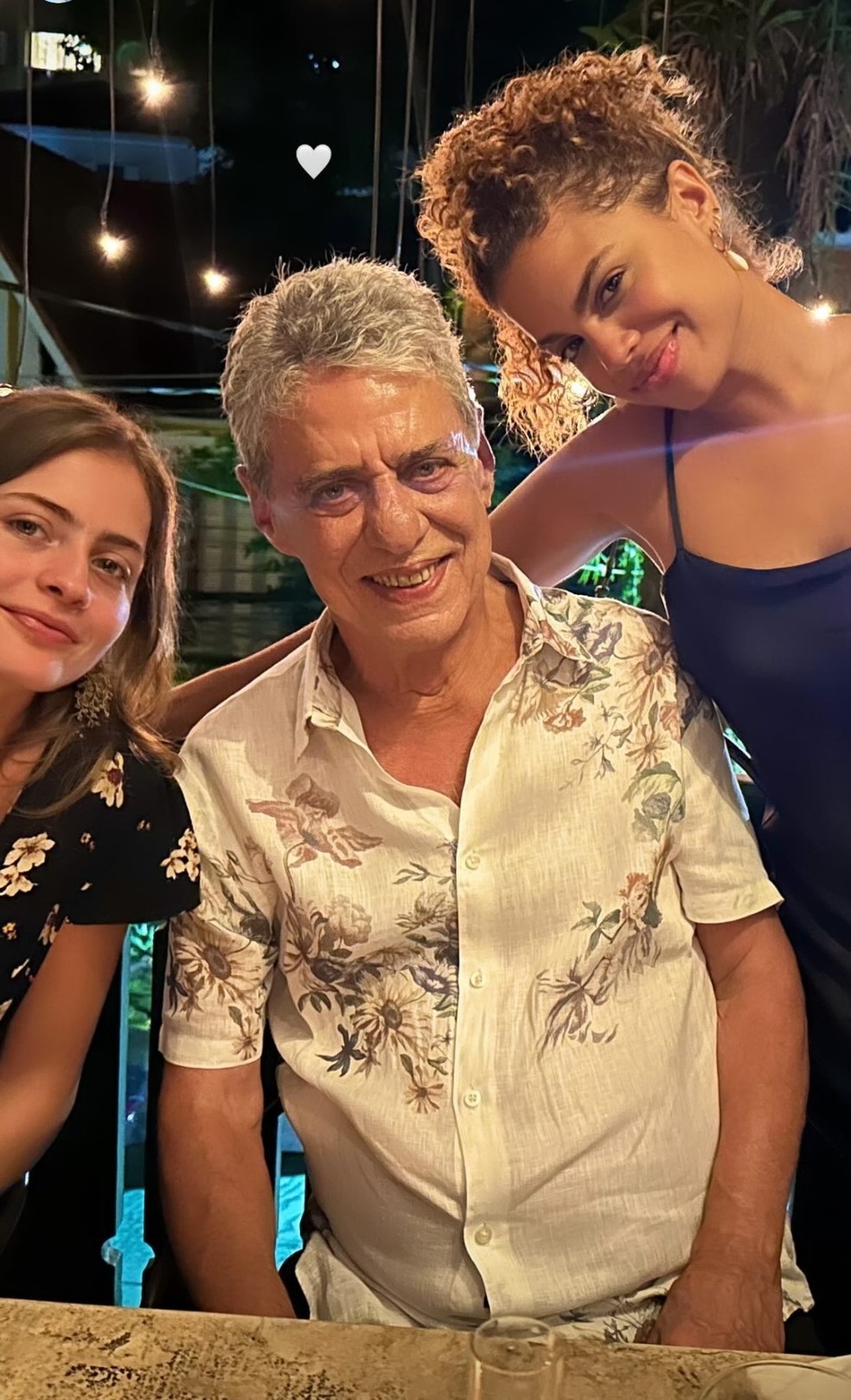 Chico Burque ao lado das netas Lia e Clara — Foto: reprodução/ instagram