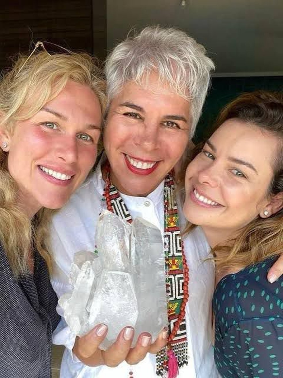 Max Tovar, mentora espiritual de Anitta, com Ludmila Dayer e Fernanda Souza — Foto: Instagram