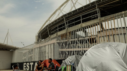 Xingamentos, aluguel, escala de horário: como vivem os fãs do RBD acampados em frente ao Engenhão há quase um mês