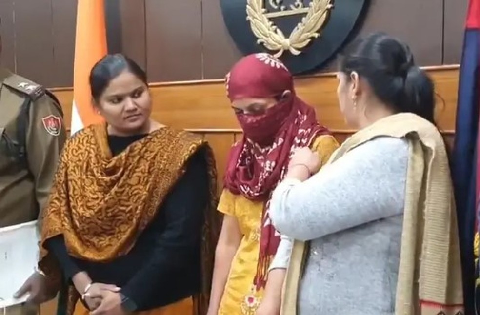 Poonam (ao centro) foi presa na Índia acusada de matar uma sobrinha — Foto: Reprodução/X(Panipat Police)