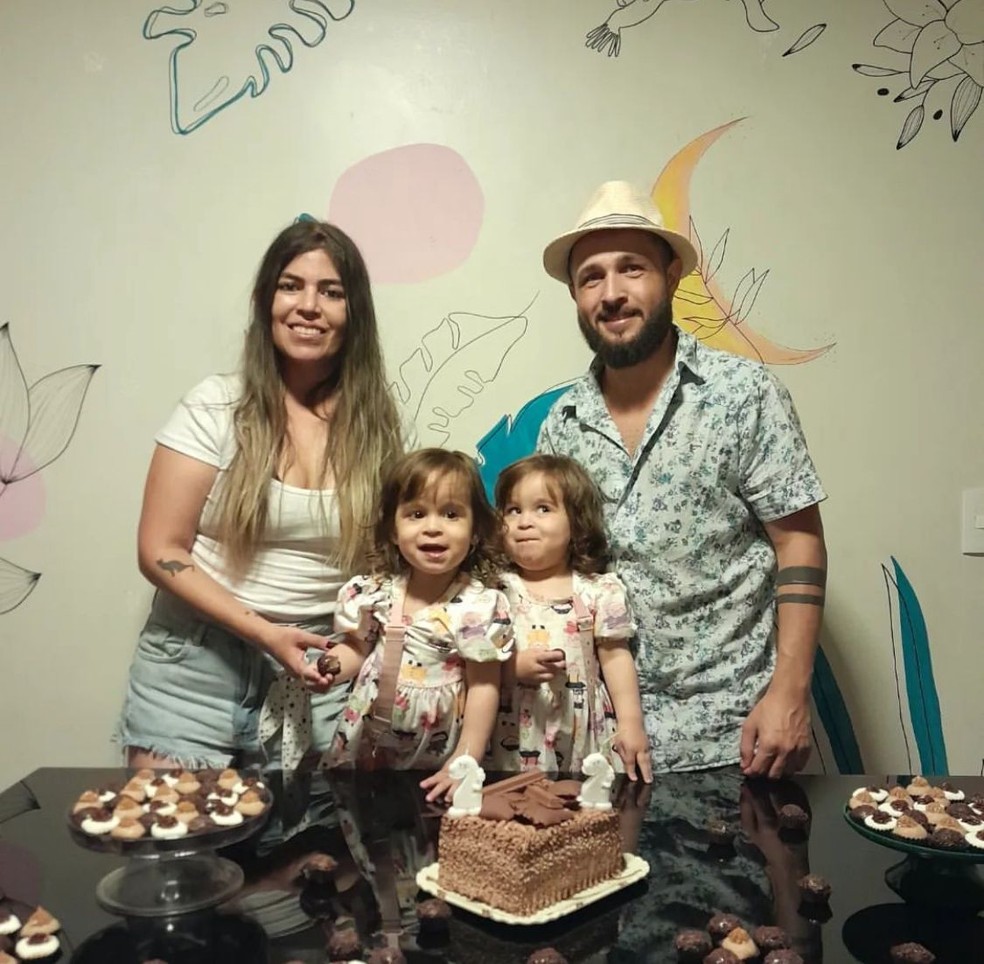 Bruna Surfistinha com o ex-marido e as filhas gêmeas — Foto: Instagram