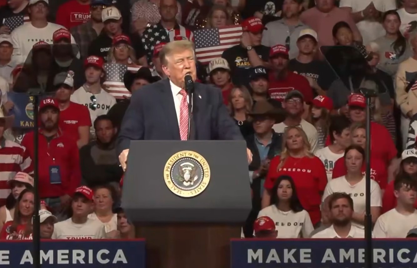Em comício, Donald Trump se vangloria por saber o que é uma girafa