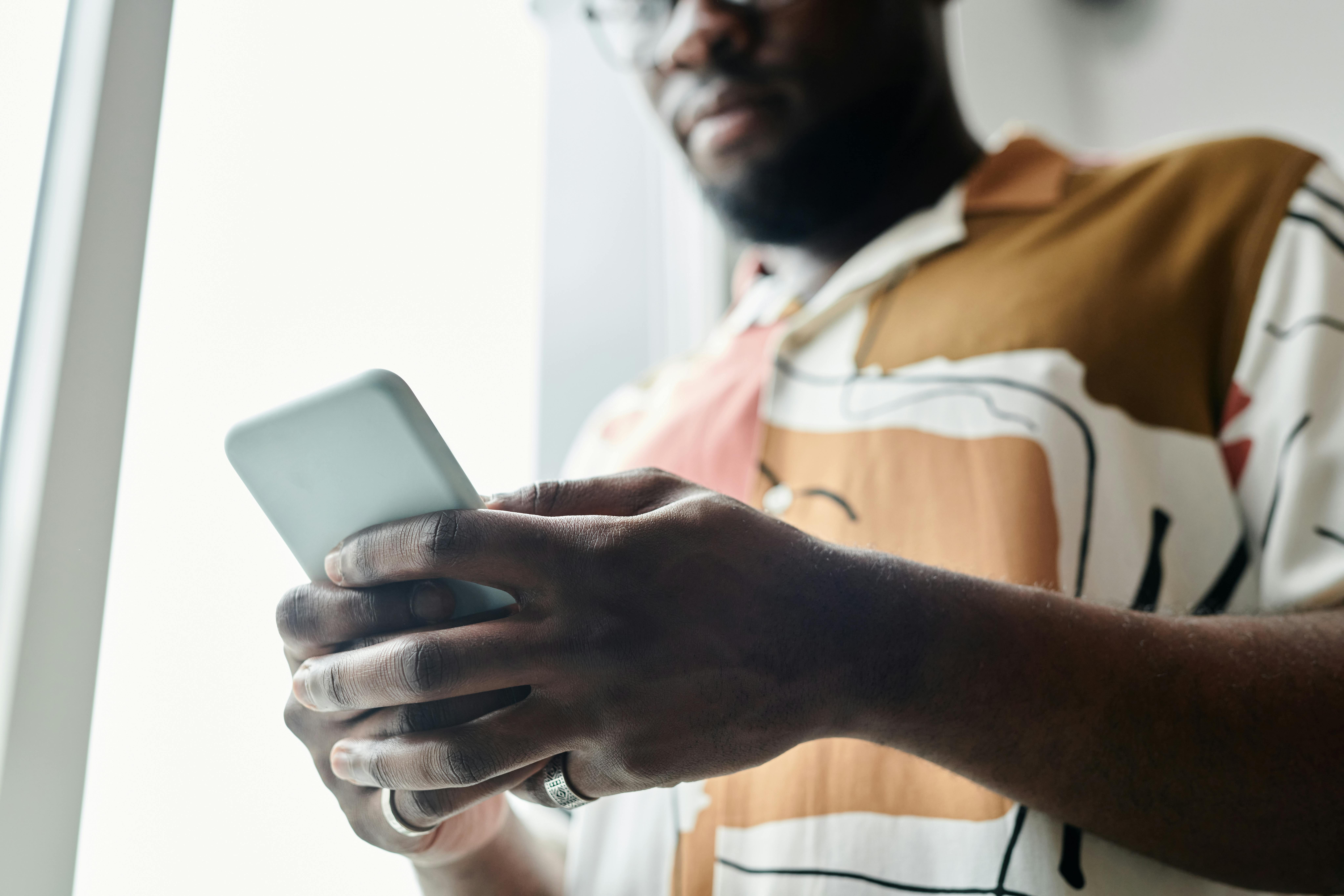 Meu SUS Digital passa a oferecer até 100 mil teleatendimentos mensais para pessoas com problemas com jogos e apostas - QTU Questões do Universo