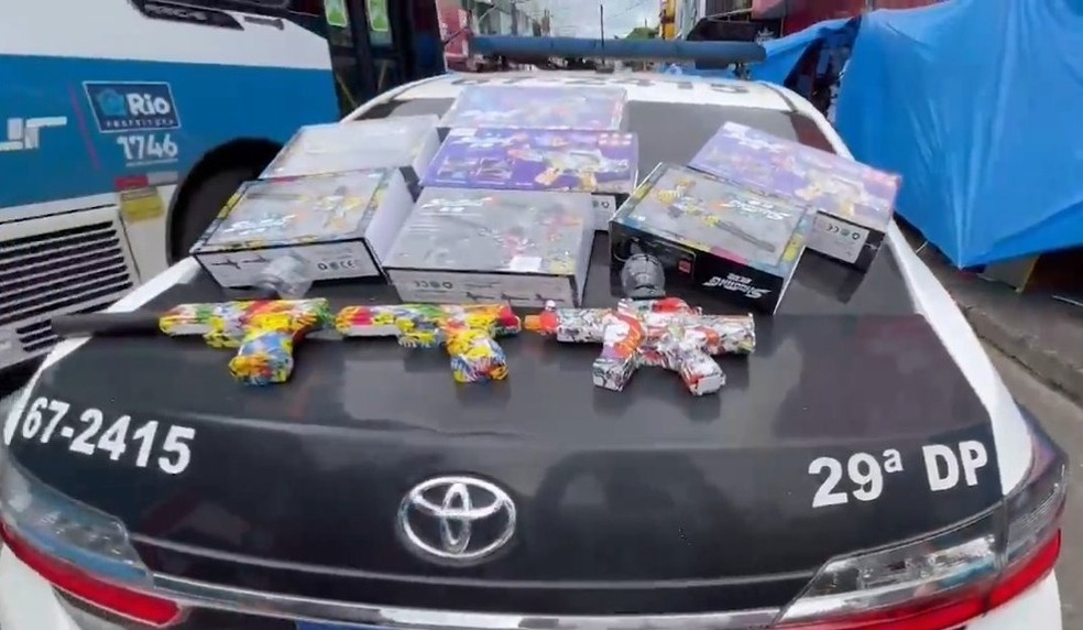 Polícia Civil apreende milhares de 'armas de gel' em Madureira — Foto: Reprodução / redes sociais