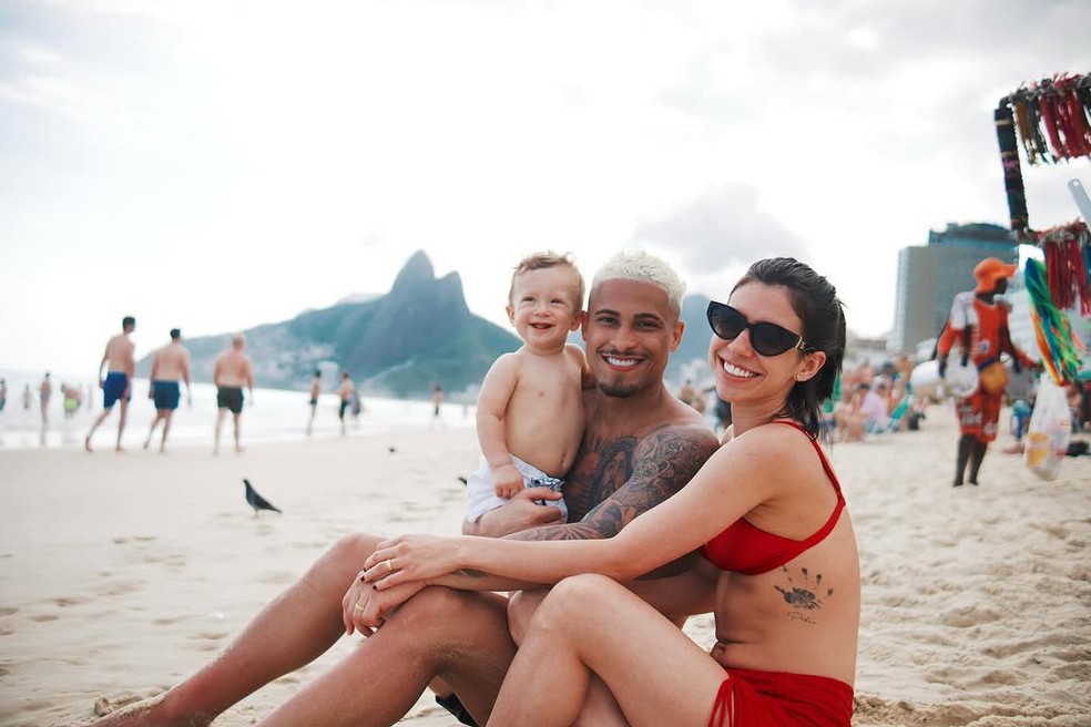 Ex-Fla convocado para a seleção, João Gomes e mulher levam filho à praia no Rio — Foto: 100 cliques/hundred/Reprodução/Instagram