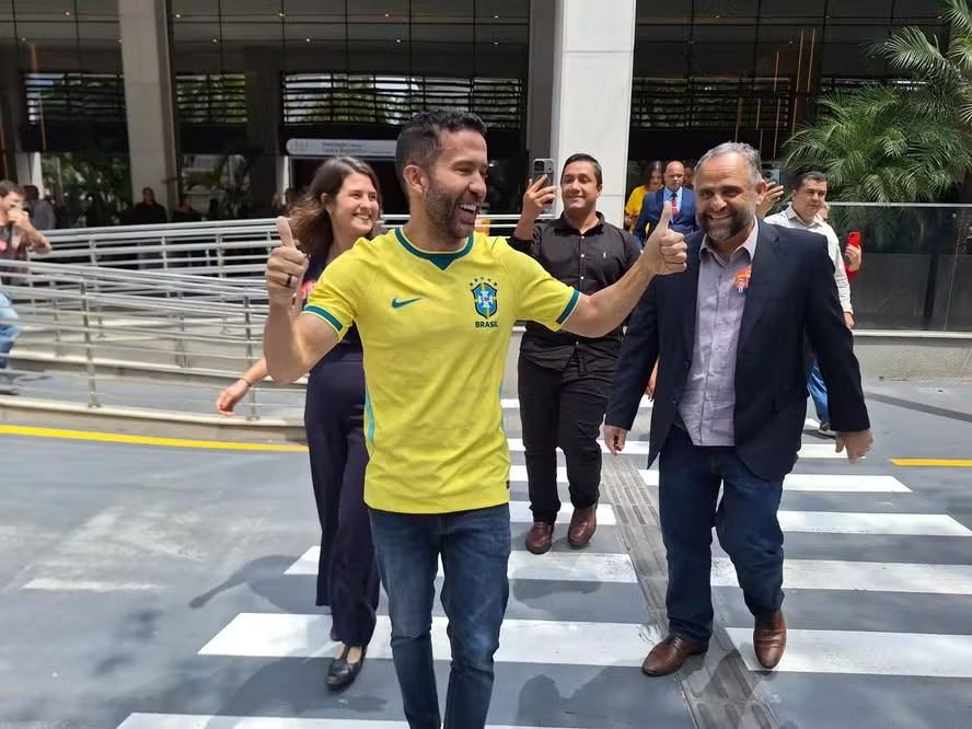'A extrema direita nunca mais vai ter hegemonia nas redes sociais', diz Janones ao ter alta do hospital