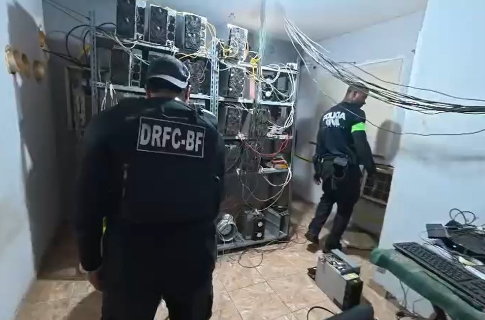 "Mineradora" de criptomoedas do TCP encontrada pela Polícia Civil na Maré — Foto: Polícia Civil