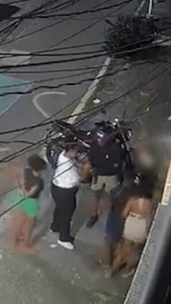 Veja o vídeo: em 25 segundos, assaltante rouba celulares de três adolescentes em Oswaldo Cruz