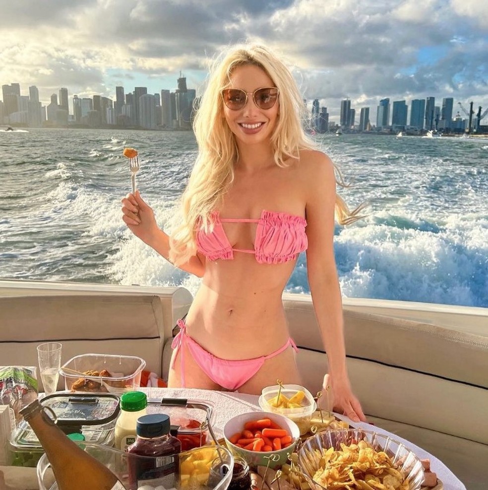 'Patriota de biqu&iacute;ni': imagem postada por Ginger Gaetz &mdash; Foto: Reprodu&ccedil;&atilde;o/X