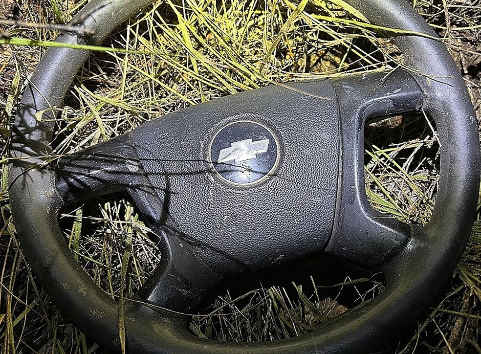 Volante se desprendeu do veículo durante a capotagem e foi lançado a cerca de 15 metros do local onde o carro parou (Foto: Reprodução)