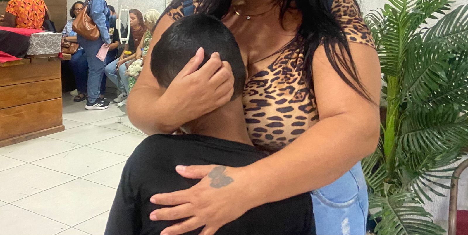 Pedreiro morto pela PM é velado em São Gonçalo: filho de 8 anos diz que pai carregava 