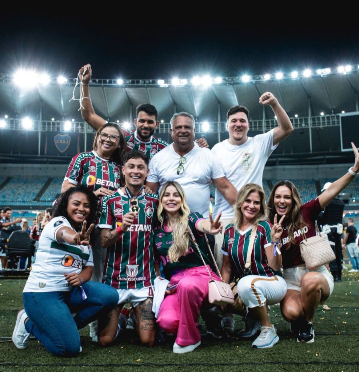 Lateral Diogo Barbosa com a mulher Talita, família e amigos — Foto: Reprodução