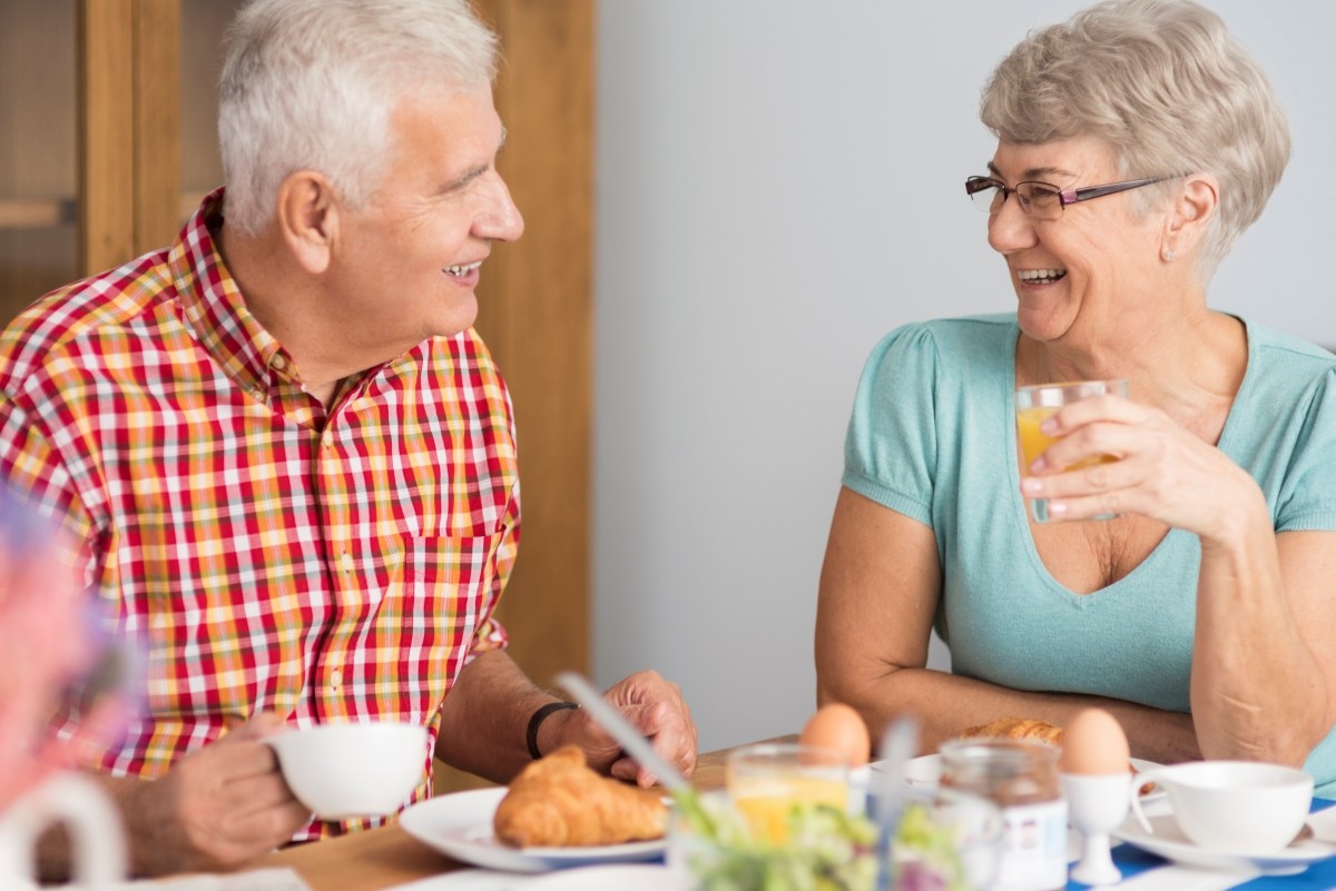 Comer proteína em todas as  refeições ajuda a manter a força após os 60 anos - QTU Questões do Universo