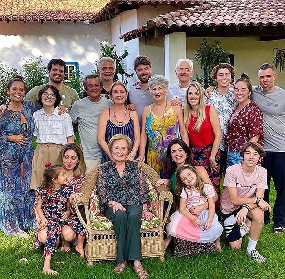 Glória Menezes com a família reunida em seu entorno: matriarca amada — Foto: Reprodução de Instagram
