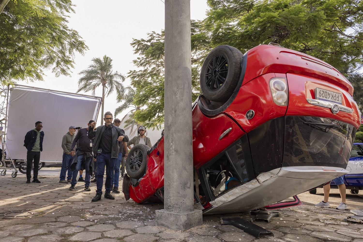 Sheron Menezzes, Lucy Ramos e Milhem Cortaz gravam cenas de acidente de carro de ‘Por você’ no Rio