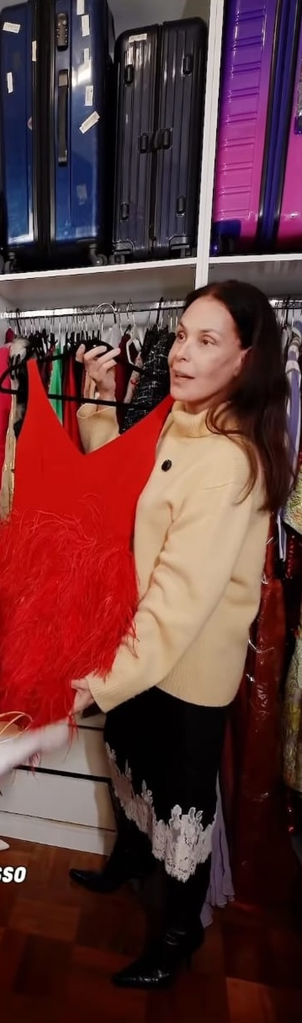 Carolina Ferraz abre seu closet e mostra vestido de Pirilena Lacerda — Foto: reprodução/ instagram