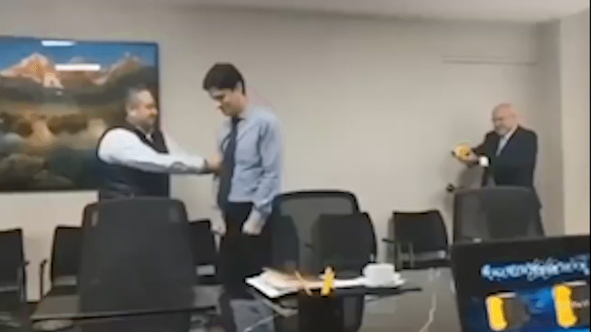 Prefeito provoca revolta após disparar arma de choque contra assessor