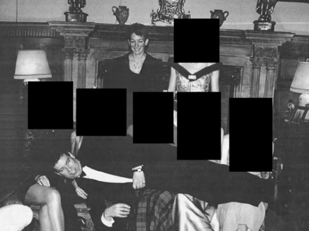 Ex-Pr&iacute;ncipe Andrew estirado no colo de mulheres, e Ghislaine Maxwell sorrindo ao fundo &mdash; Foto: Reprodu&ccedil;&atilde;o