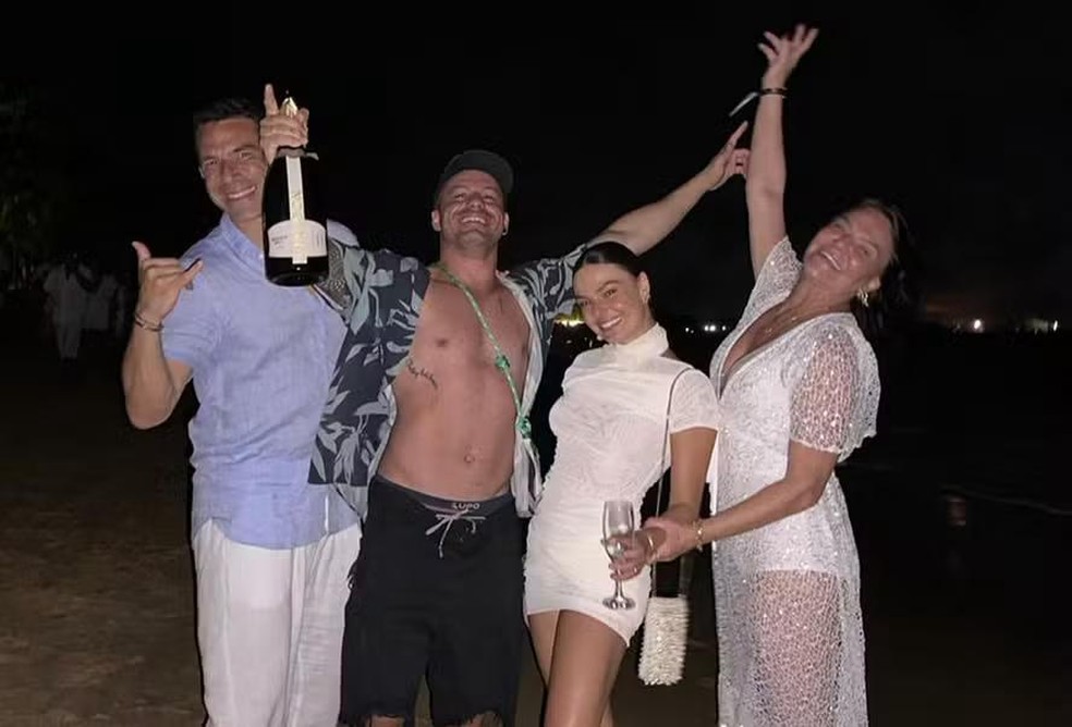Rosalba e o namorado com Marcus Buaiz e Isis durante o réveillon na Bahia — Foto: Instagram