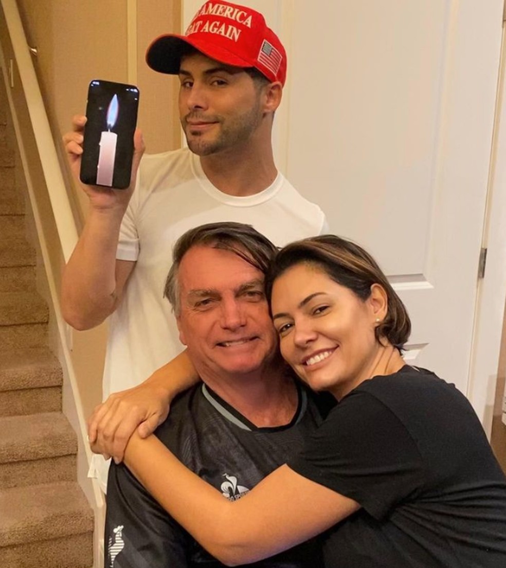 Maquiador uruguaio Agustin Fernandez ao lado de Michelle e Bolsonaro — Foto: Reprodução Instagram