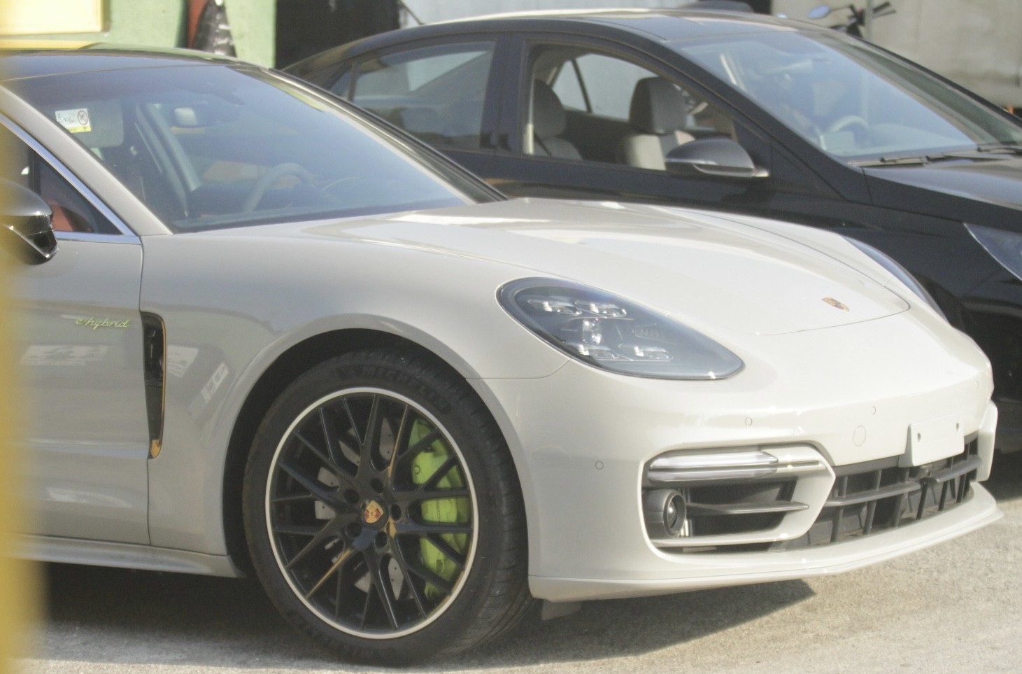 Orochi é fotografado com seu Porsche de R$ 800 mil — Foto: Sandro Cardozo