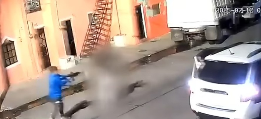 Homem usa fuzil para executar a ex-mulher durante discussão em rua em Guadalajara, México