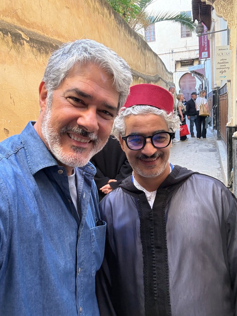 William Bonner e o guia Samir, no Marrocos — Foto: Rede Globo/Divulgação