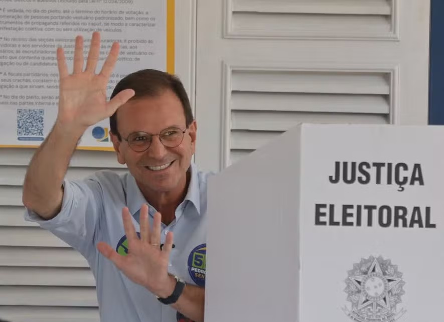 Eduardo Paes vota e diz que, se eleito, será 'o oposto do governo Cláudio Castro'