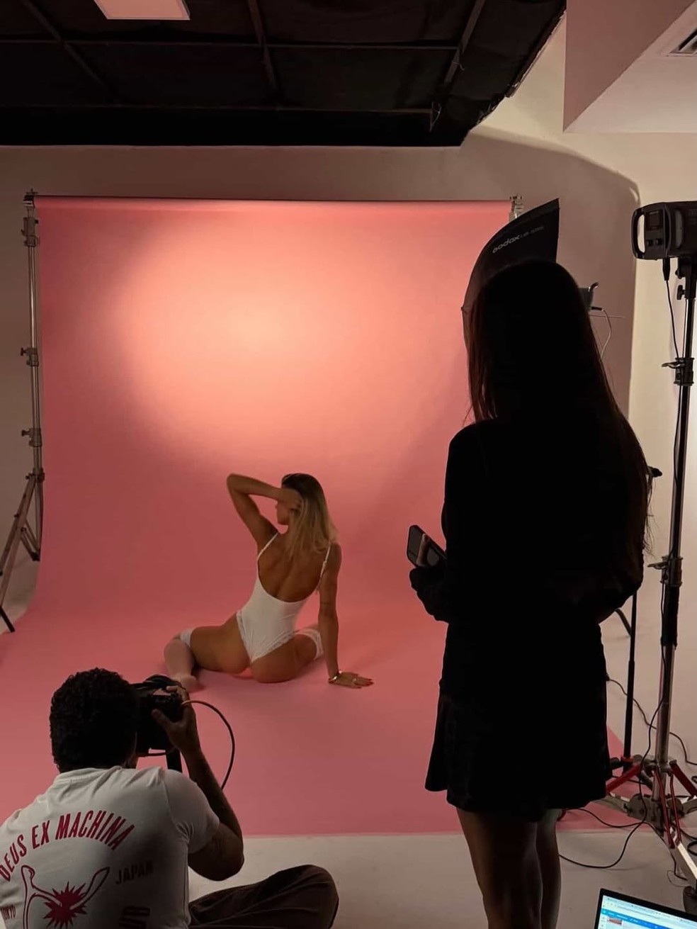 Manu Howlett posou para uma marca de vestuário — Foto: Reprodução/Instagram