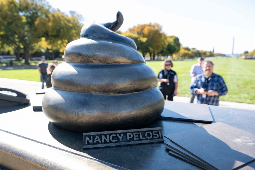 Monumento com fezes em bronze aparece em local p&uacute;blico pr&oacute;ximo ao Capit&oacute;lio &mdash; Foto: AFP