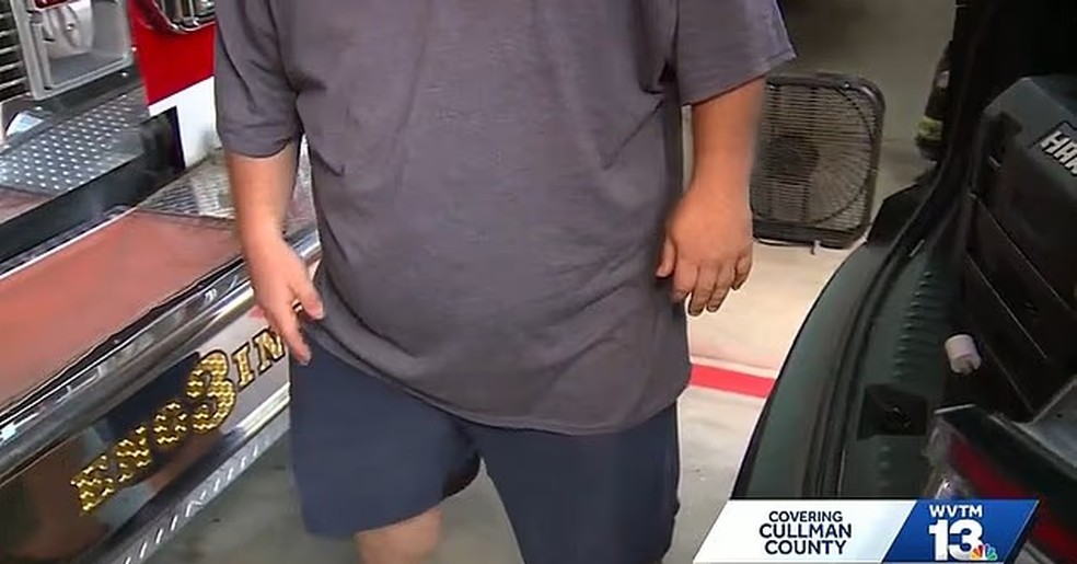 Lawley mostra posição em que estava quando foi atingido por raio — Foto: WVTM13