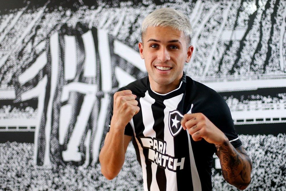 Diego Hernández com a camisa do Botafogo — Foto: Divulgação/Botafogo