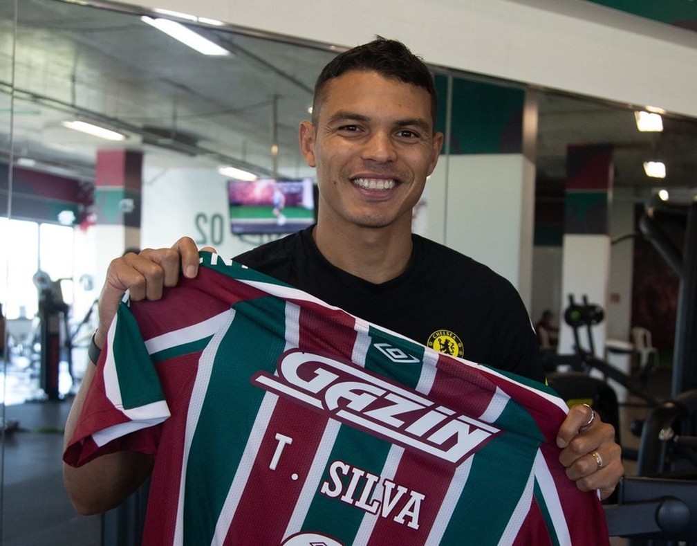 Thiago Silva posa com a camisa do Fluminense, na visita que fez ao CT do clube em 2023 � Foto: Divulga��o Fluminense