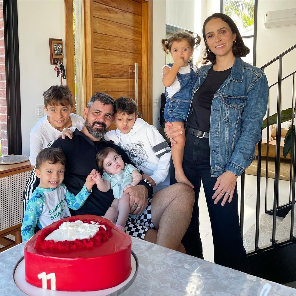 Juliano e Let&iacute;cia Cazarr&eacute; com os filhos &mdash; Foto: Reprodu&ccedil;&atilde;o/Instagram