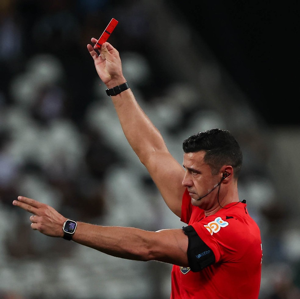 O catarinense Bráulio Machado expulsou Adryelson por falta em Breno Lopes — Foto: César Grecco - Palmeiras