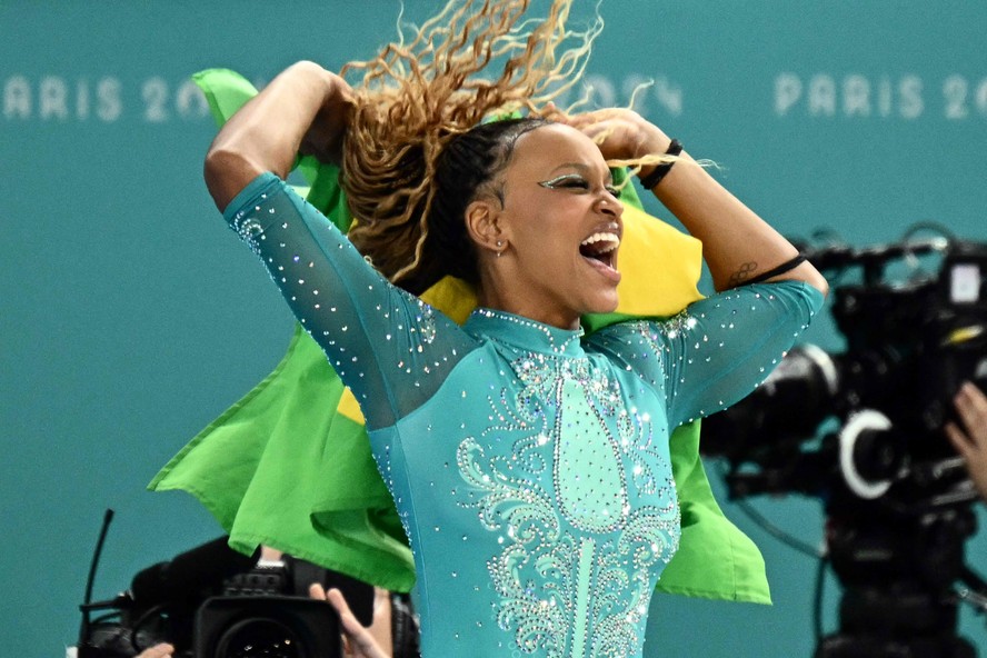 A brasileira Rebeca Andrade comemora a conquista da medalha de ouro na final de solo durante os Jogos Olímpicos Paris 2024