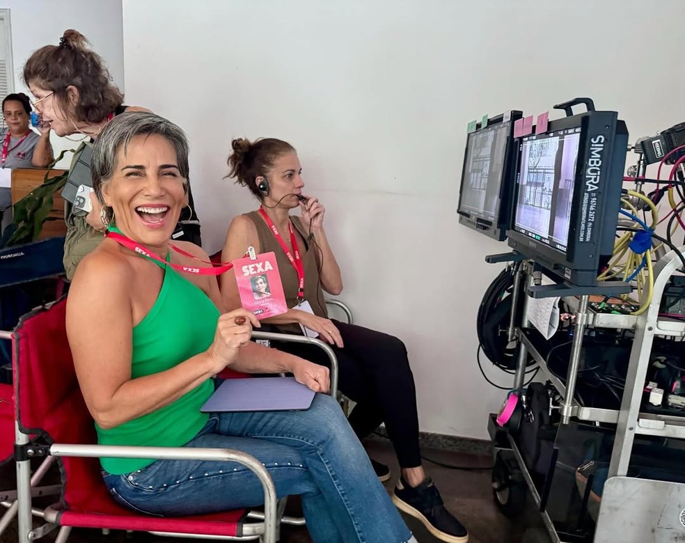 Gloria Pires no set de filmagens de "Sexa": na frente e por trás das câmeras — Foto: Reprodução de Instagram